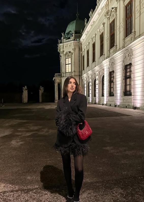 Dua Lipa are o soră mai mică, iar acum tot internetul e în fierbere. O fotografie cu ele în bikini are 9 milioane de vizualizări  979318