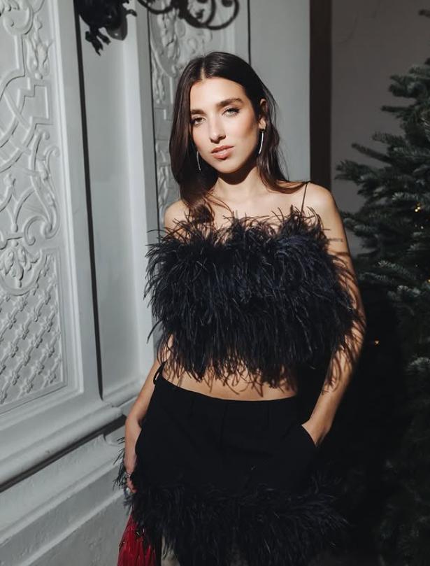 Dua Lipa are o soră mai mică, iar acum tot internetul e în fierbere. O fotografie cu ele în bikini are 9 milioane de vizualizări  979319
