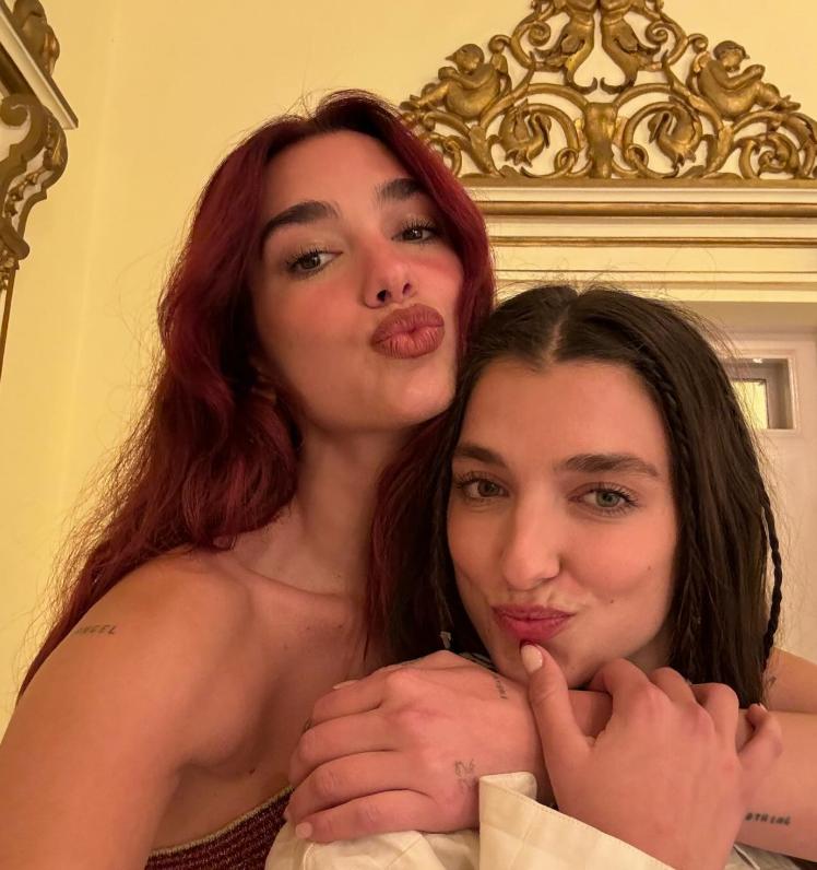 Dua Lipa are o soră mai mică, iar acum tot internetul e în fierbere. O fotografie cu ele în bikini are 9 milioane de vizualizări  979320