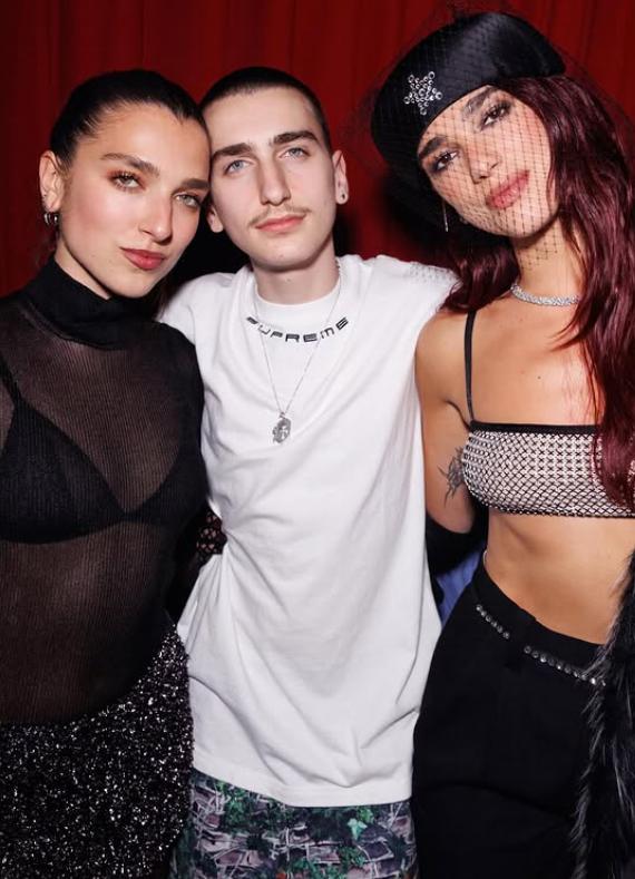 Dua Lipa are o soră mai mică, iar acum tot internetul e în fierbere. O fotografie cu ele în bikini are 9 milioane de vizualizări  979322