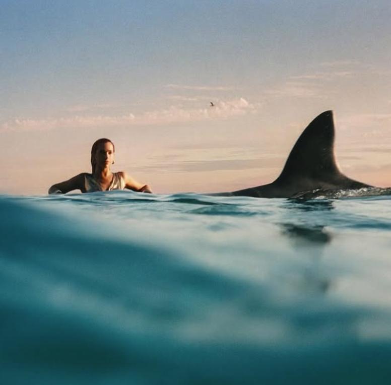 Dua Lipa are o soră mai mică, iar acum tot internetul e în fierbere. O fotografie cu ele în bikini are 9 milioane de vizualizări  979323