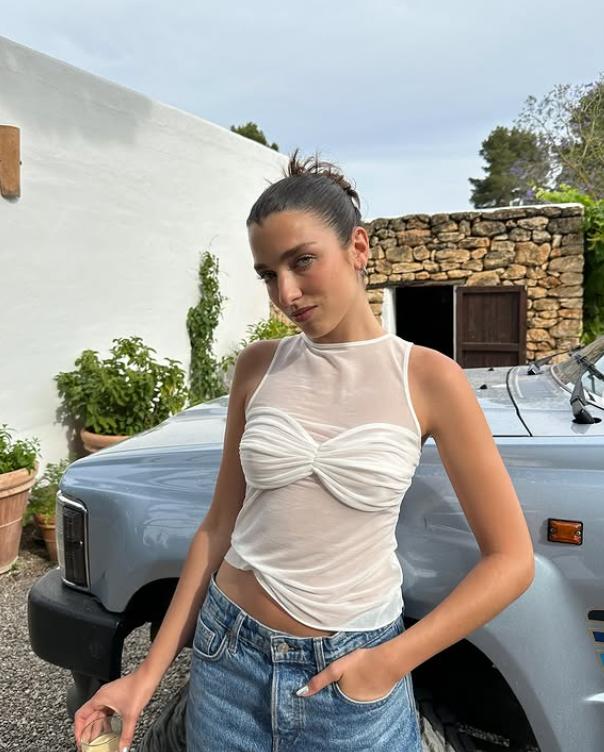 Dua Lipa are o soră mai mică, iar acum tot internetul e în fierbere. O fotografie cu ele în bikini are 9 milioane de vizualizări  979326