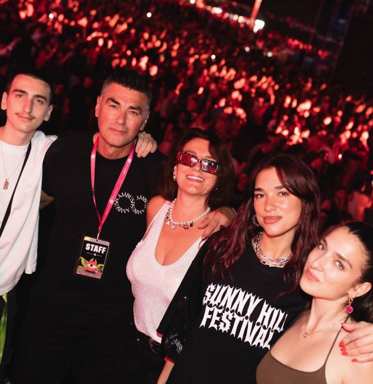 Dua Lipa are o soră mai mică, iar acum tot internetul e în fierbere. O fotografie cu ele în bikini are 9 milioane de vizualizări  979328