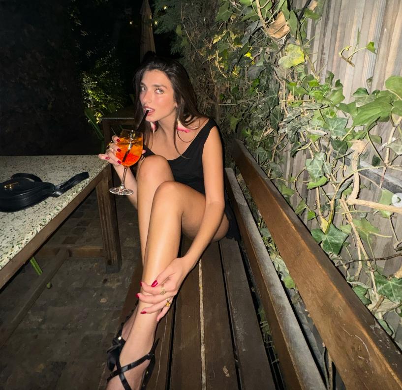 Dua Lipa are o soră mai mică, iar acum tot internetul e în fierbere. O fotografie cu ele în bikini are 9 milioane de vizualizări  979330