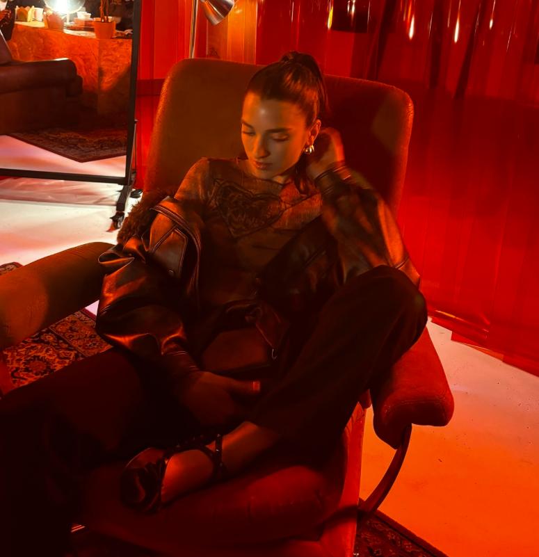 Dua Lipa are o soră mai mică, iar acum tot internetul e în fierbere. O fotografie cu ele în bikini are 9 milioane de vizualizări  979332