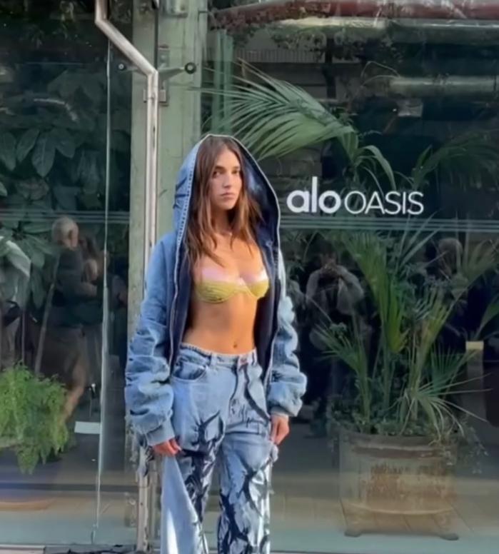 Dua Lipa are o soră mai mică, iar acum tot internetul e în fierbere. O fotografie cu ele în bikini are 9 milioane de vizualizări  979333