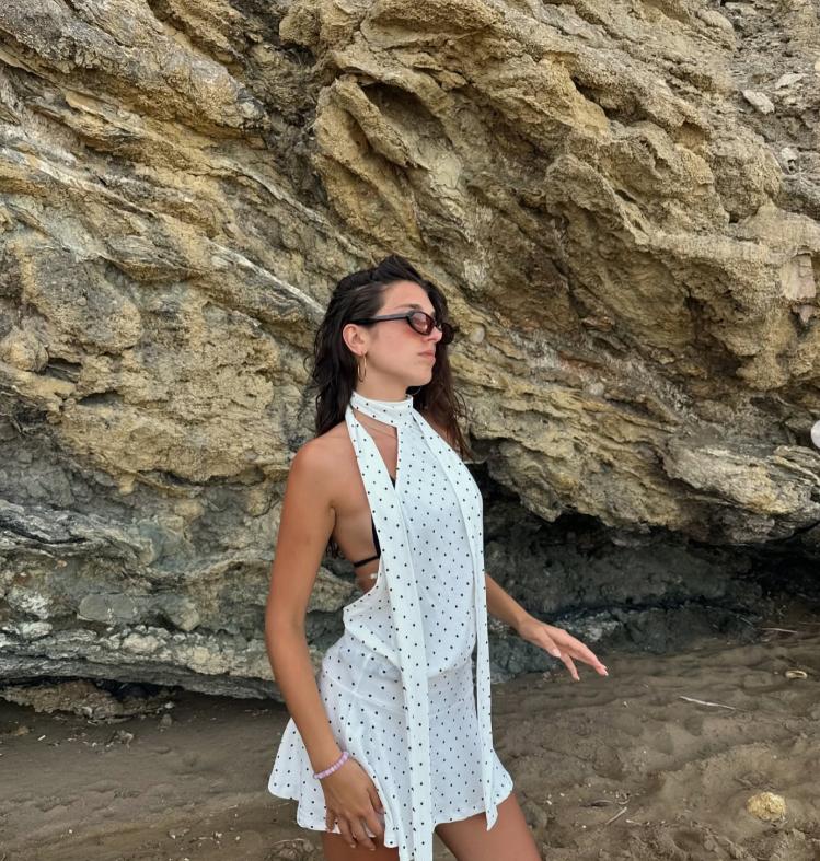 Dua Lipa are o soră mai mică, iar acum tot internetul e în fierbere. O fotografie cu ele în bikini are 9 milioane de vizualizări  979334