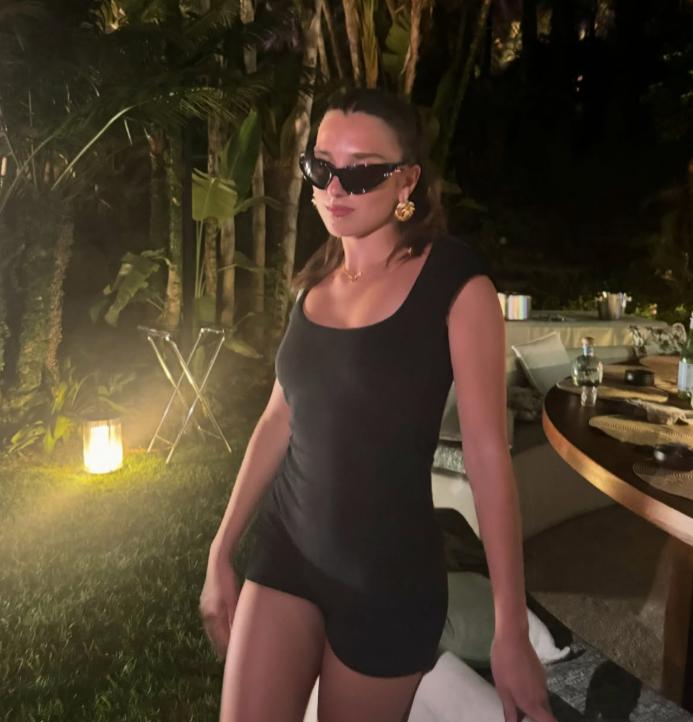 Dua Lipa are o soră mai mică, iar acum tot internetul e în fierbere. O fotografie cu ele în bikini are 9 milioane de vizualizări  979335