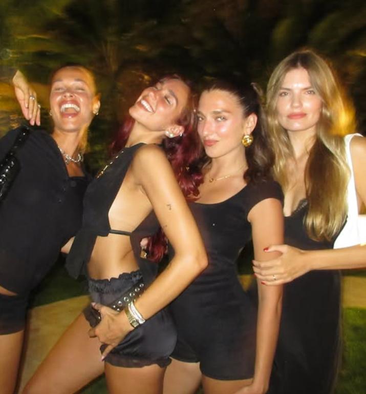 Dua Lipa are o soră mai mică, iar acum tot internetul e în fierbere. O fotografie cu ele în bikini are 9 milioane de vizualizări  979336