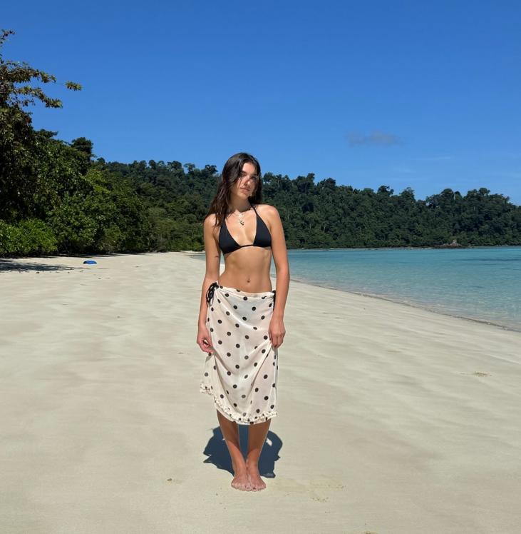 Dua Lipa are o soră mai mică, iar acum tot internetul e în fierbere. O fotografie cu ele în bikini are 9 milioane de vizualizări  979338