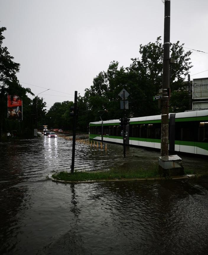 Furtună violentă în București. A plouat într-o oră cât în două săptămâni: S-a trimis Ro-Alert după ce s-a făcut întuneric în plină zi 979364