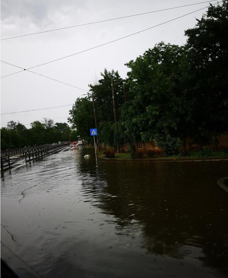 Furtună violentă în București. A plouat într-o oră cât în două săptămâni: S-a trimis Ro-Alert după ce s-a făcut întuneric în plină zi 979365