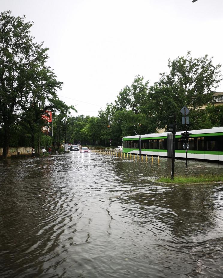 Furtună violentă în București. A plouat într-o oră cât în două săptămâni: S-a trimis Ro-Alert după ce s-a făcut întuneric în plină zi 979366
