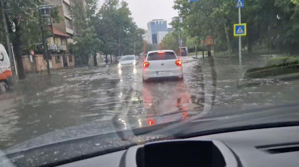 Furtună violentă în București. A plouat într-o oră cât în două săptămâni: S-a trimis Ro-Alert după ce s-a făcut întuneric în plină zi 979367
