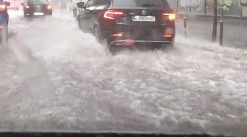 Furtună violentă în București. A plouat într-o oră cât în două săptămâni: S-a trimis Ro-Alert după ce s-a făcut întuneric în plină zi 979368