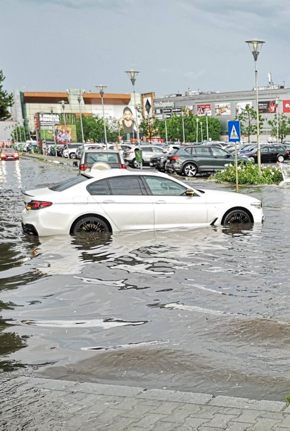 Mircea Fechet a lansat un apel după furtuna istorică din Bucureşti: Schimbările climatice trebuie tratate ca prioritate națională 979430