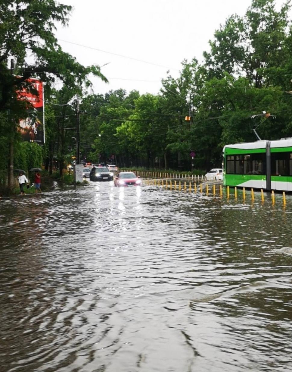 Mircea Fechet a lansat un apel după furtuna istorică din Bucureşti: Schimbările climatice trebuie tratate ca prioritate națională 979432