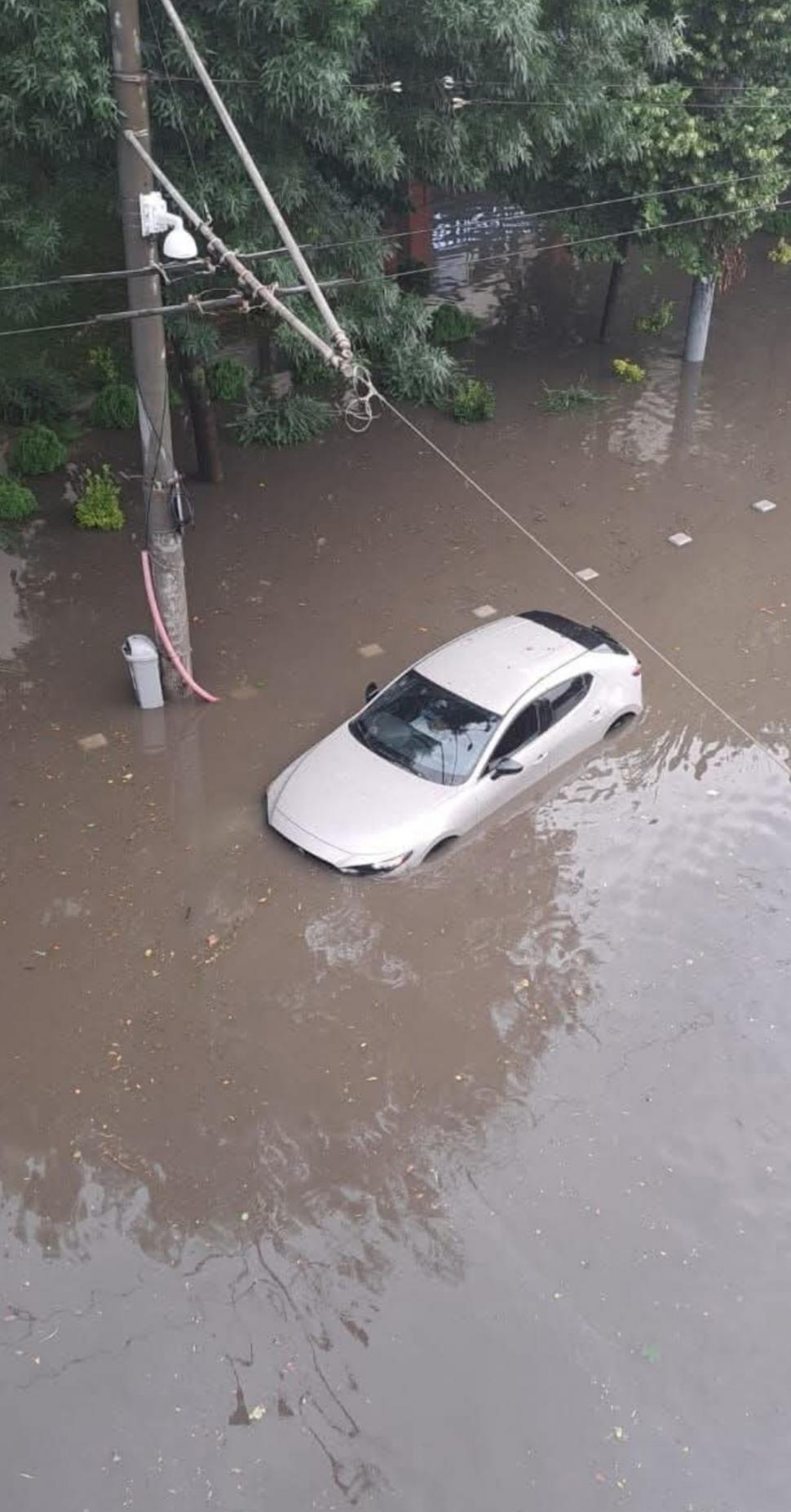 Mircea Fechet a lansat un apel după furtuna istorică din Bucureşti: Schimbările climatice trebuie tratate ca prioritate națională 979433