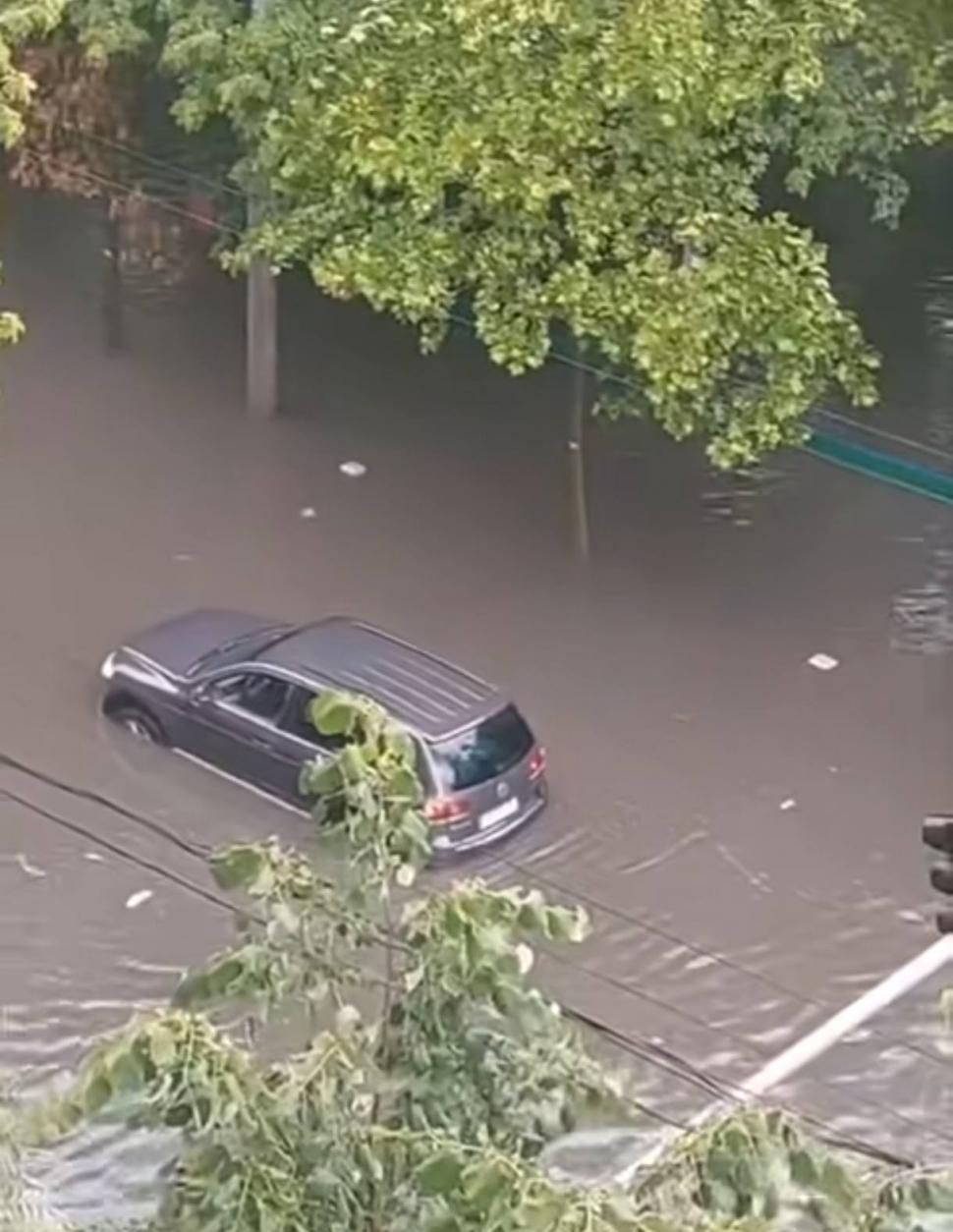 Mircea Fechet a lansat un apel după furtuna istorică din Bucureşti: Schimbările climatice trebuie tratate ca prioritate națională 979434