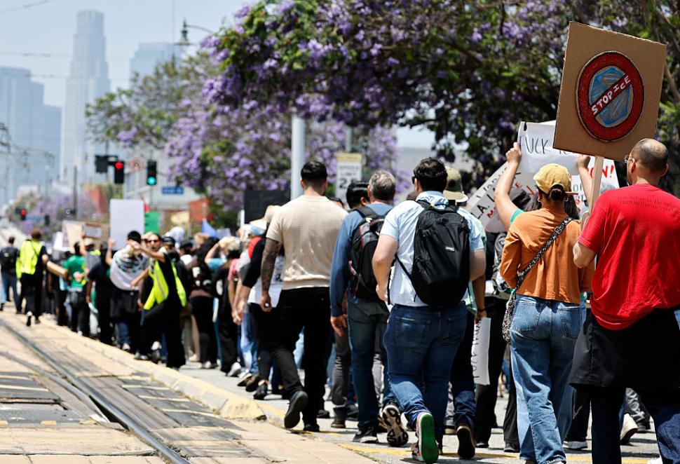 Proteste masive în Los Angeles. Autostrăzi blocate, mașini în flăcări. Donald Trump: „Aduceți trupele” 979216