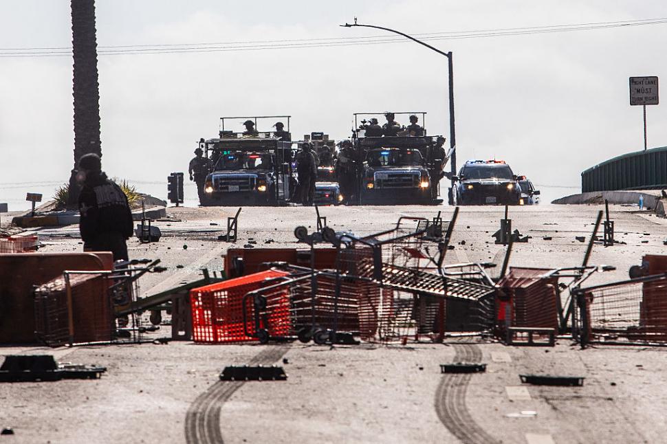 Proteste masive în Los Angeles. Autostrăzi blocate, mașini în flăcări. Donald Trump: „Aduceți trupele” 979217