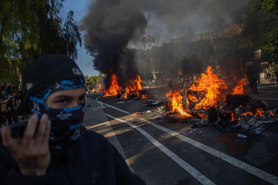 Proteste masive în Los Angeles. Autostrăzi blocate, mașini în flăcări. Donald Trump: „Aduceți trupele” 979224