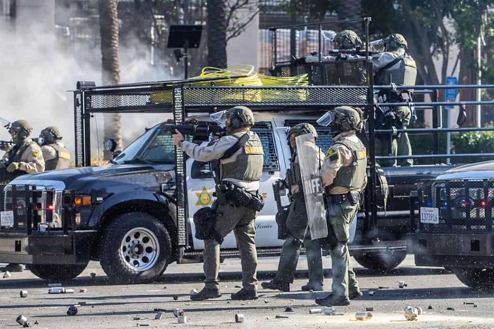 Proteste masive în Los Angeles. Autostrăzi blocate, mașini în flăcări. Donald Trump: „Aduceți trupele” 979236