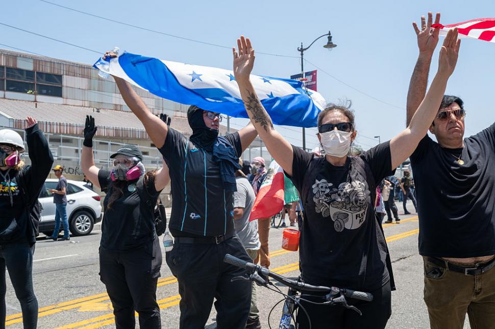 Proteste masive în Los Angeles. Autostrăzi blocate, mașini în flăcări. Donald Trump: „Aduceți trupele” 979238