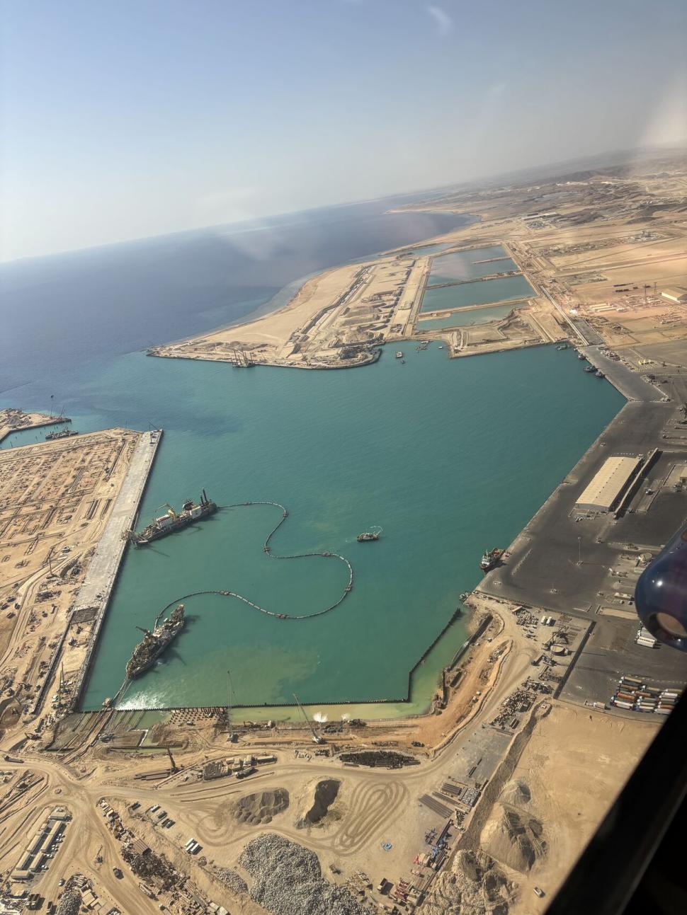 Imagini din satelit arată progrese uriașe la portul Oxagon, locație strategică pentru mega-proiectul NEOM din Arabia Saudită 979586