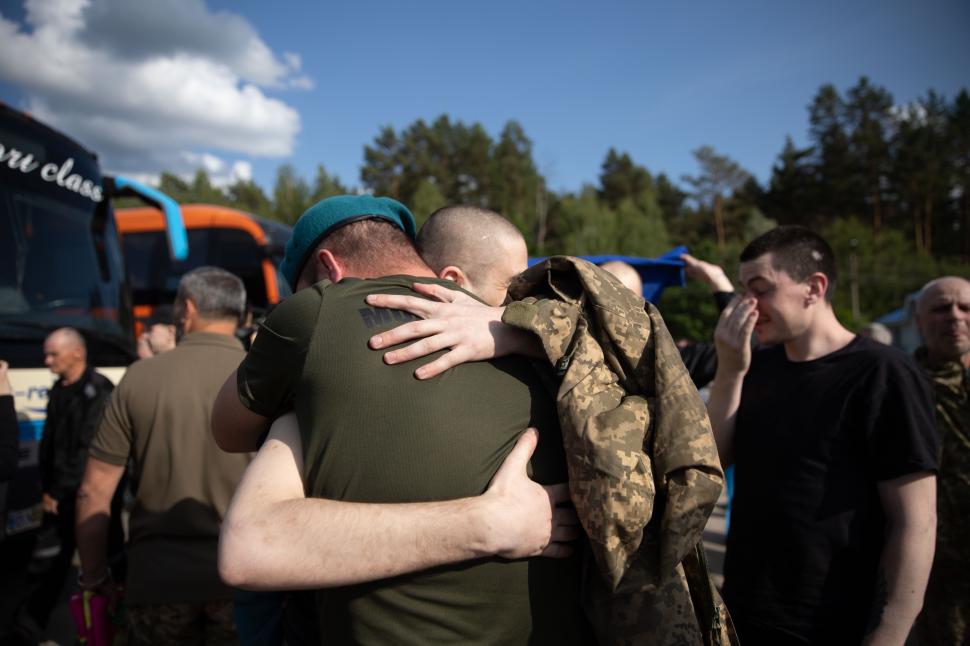 Schimb de prizonieri între Rusia și Ucraina. Au fost returnați soldații grav răniți. Zelenski: Toți necesită îngrijire medicală urgentă 979833