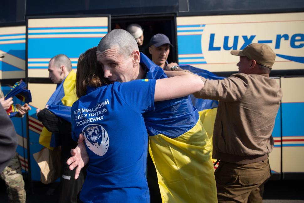 Schimb de prizonieri între Rusia și Ucraina. Au fost returnați soldații grav răniți. Zelenski: Toți necesită îngrijire medicală urgentă 979835