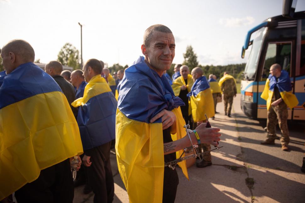 Schimb de prizonieri între Rusia și Ucraina. Au fost returnați soldații grav răniți. Zelenski: Toți necesită îngrijire medicală urgentă 979836