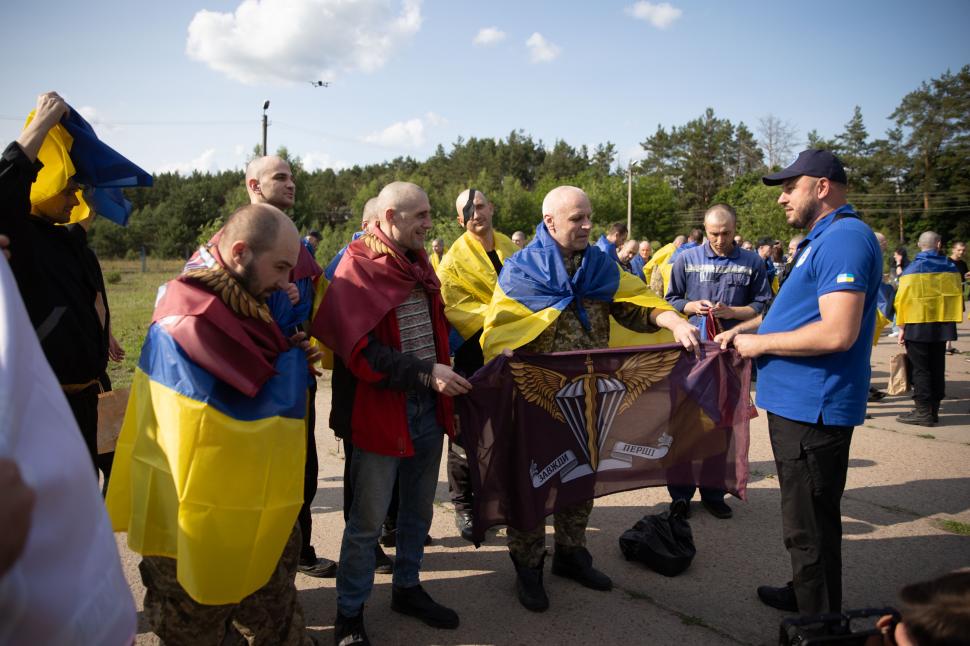 Schimb de prizonieri între Rusia și Ucraina. Au fost returnați soldații grav răniți. Zelenski: Toți necesită îngrijire medicală urgentă 979838