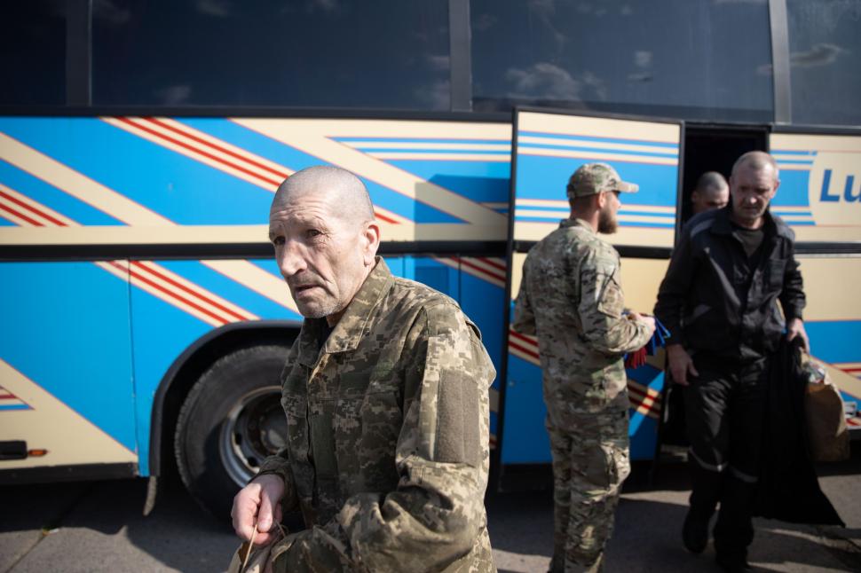 Schimb de prizonieri între Rusia și Ucraina. Au fost returnați soldații grav răniți. Zelenski: Toți necesită îngrijire medicală urgentă 979840