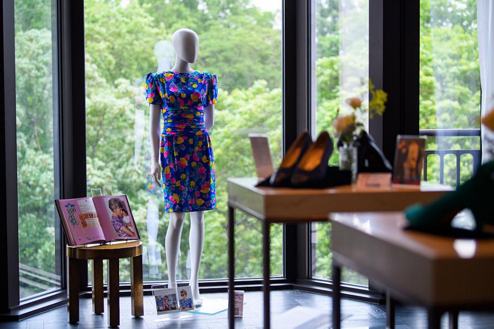 Peste 100 de haine și accesorii purtate de prințesa Diana vor fi scoase la licitaţie, luna acesta. Cum arată „rochia bunătății” 979543