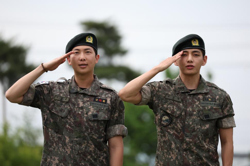 RM și V din BTS au terminat armata. Celebra trupă K-pop din Coreea de Sud urmează să se reunească 979447