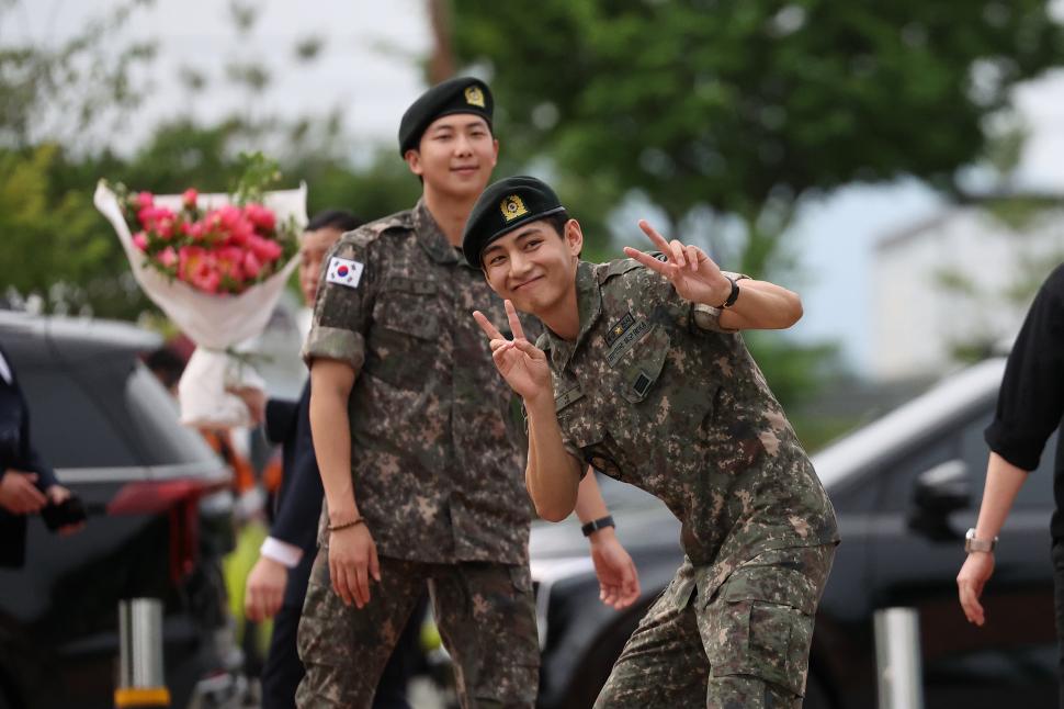 RM și V din BTS au terminat armata. Celebra trupă K-pop din Coreea de Sud urmează să se reunească 979448