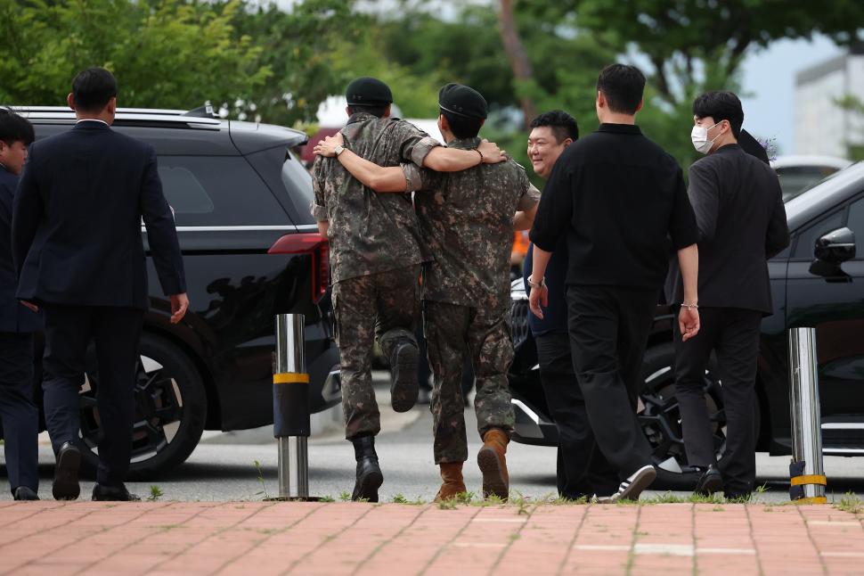 RM și V din BTS au terminat armata. Celebra trupă K-pop din Coreea de Sud urmează să se reunească 979449