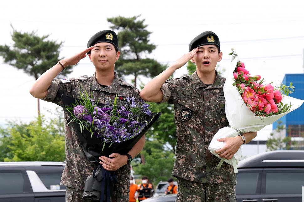 RM și V din BTS au terminat armata. Celebra trupă K-pop din Coreea de Sud urmează să se reunească 979451