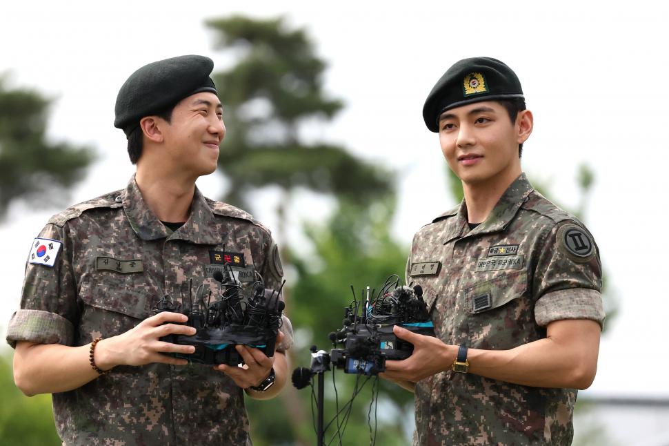 RM și V din BTS au terminat armata. Celebra trupă K-pop din Coreea de Sud urmează să se reunească 979453