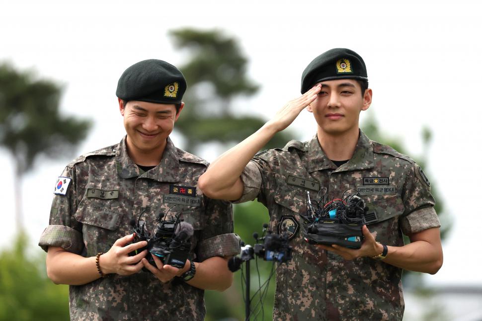 RM și V din BTS au terminat armata. Celebra trupă K-pop din Coreea de Sud urmează să se reunească 979454