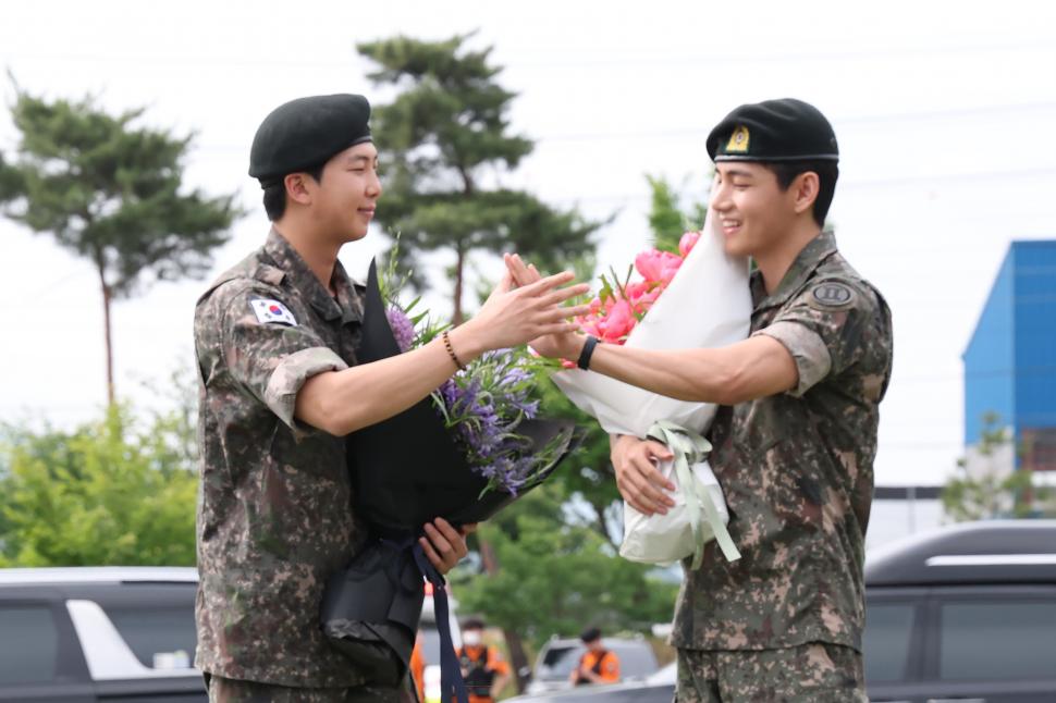 RM și V din BTS au terminat armata. Celebra trupă K-pop din Coreea de Sud urmează să se reunească 979455