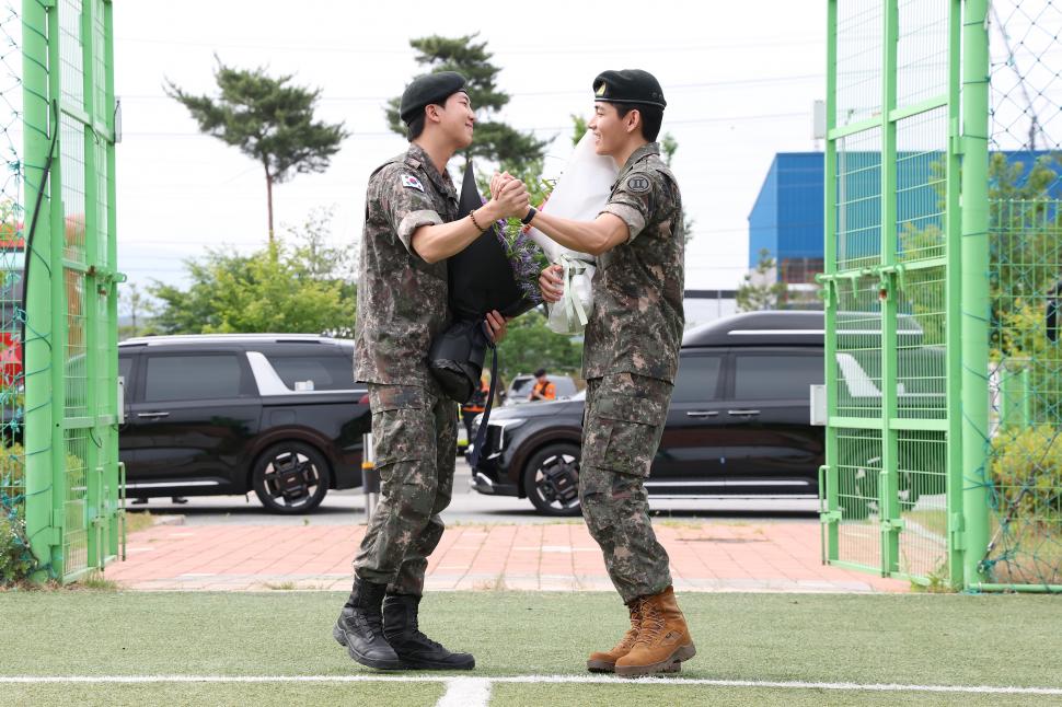 RM și V din BTS au terminat armata. Celebra trupă K-pop din Coreea de Sud urmează să se reunească 979456