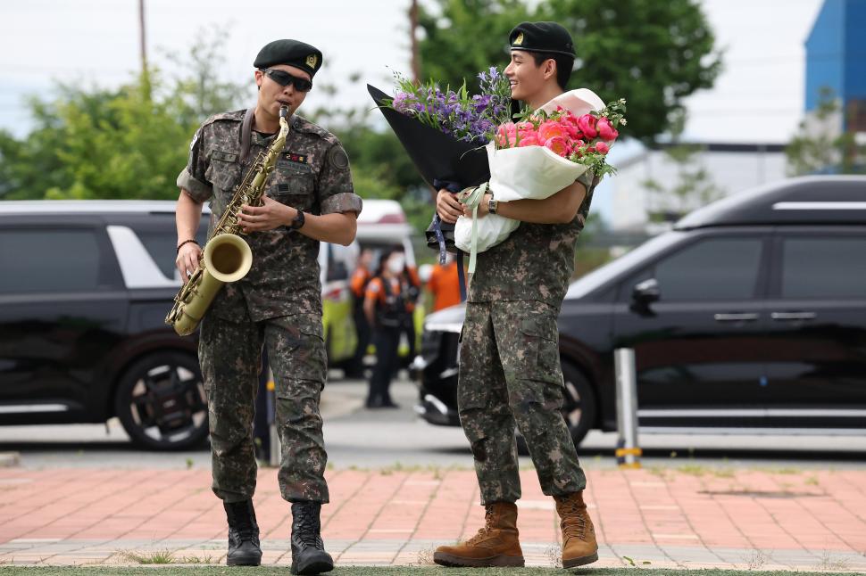 RM și V din BTS au terminat armata. Celebra trupă K-pop din Coreea de Sud urmează să se reunească 979458