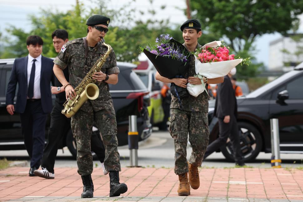 RM și V din BTS au terminat armata. Celebra trupă K-pop din Coreea de Sud urmează să se reunească 979459