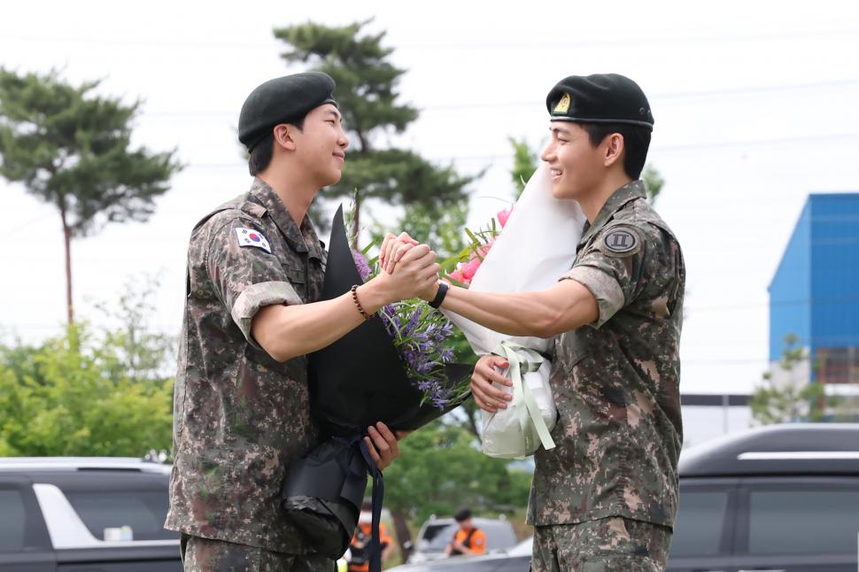 RM și V din BTS au terminat armata. Celebra trupă K-pop din Coreea de Sud urmează să se reunească 979462