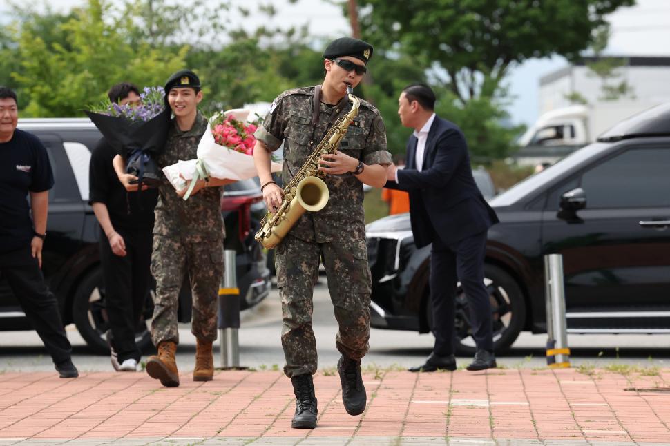 RM și V din BTS au terminat armata. Celebra trupă K-pop din Coreea de Sud urmează să se reunească 979463