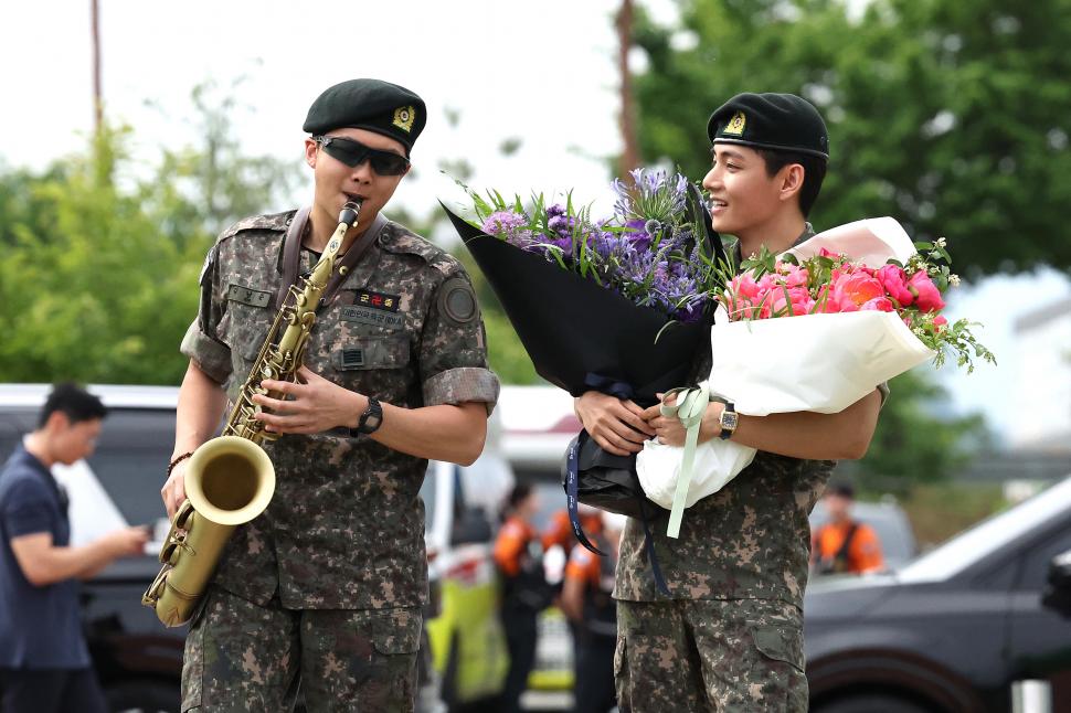 RM și V din BTS au terminat armata. Celebra trupă K-pop din Coreea de Sud urmează să se reunească 979464