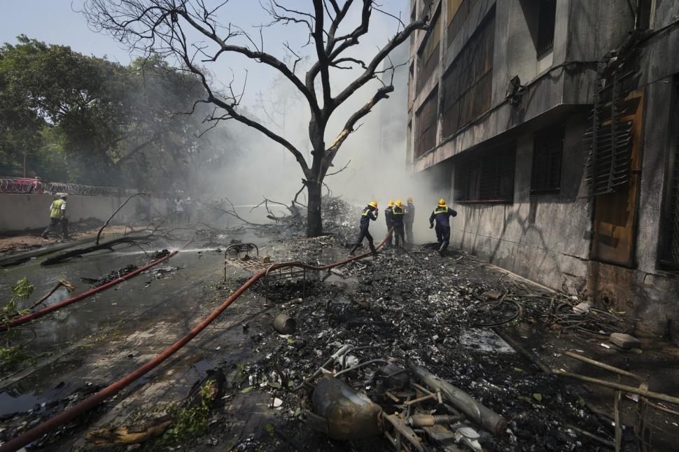 Imagini teribile de la locul tragediei aviatice din India. Motorul și trenul de aterizare ale avionului, înfipte în pereții unui hostel 980183