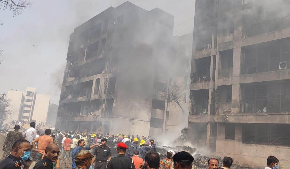 Imagini teribile de la locul tragediei aviatice din India. Motorul și trenul de aterizare ale avionului, înfipte în pereții unui hostel 980185